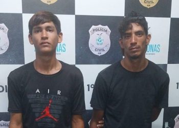 Venezuelanos são pegos no flagra invadindo casa para roubar fios no Parque 10