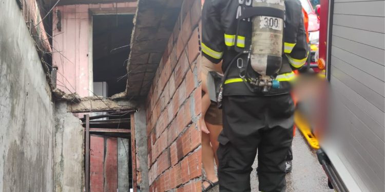 Laje desaba e deixa mulher e criança feridas na Compensa