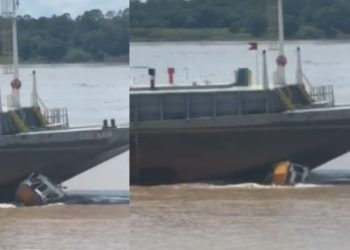 Morador de Codajás grava balsa passa por cima de lancha