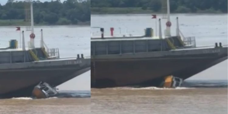 Morador de Codajás grava balsa passa por cima de lancha