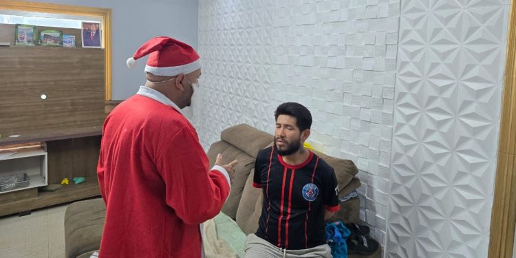 Investigador usa roupa de Papai Noel para prender foragido em Manaus