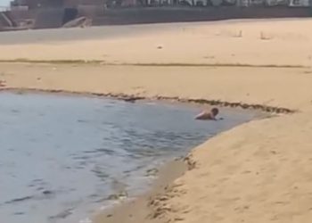 Casal é filmado dando uma 'lapada' na Praia da Ponta Negra: "Não respeita nem a criança"