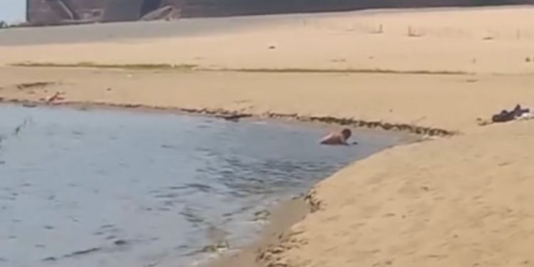 Casal é filmado dando uma 'lapada' na Praia da Ponta Negra: "Não respeita nem a criança"