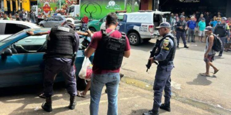 Um total de 1800 PMs reforça policiamento em áreas críticas