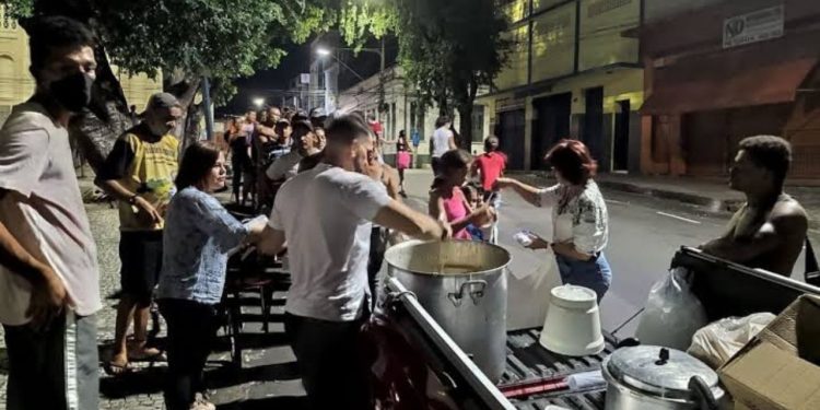 Grupo de voluntários distribuirá sopa e cobertores para pessoas em situação de rua em Manaus