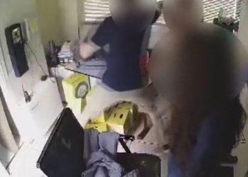 Vídeo: Empresário invade guarita e agride zelador após discussão por causa de câmera