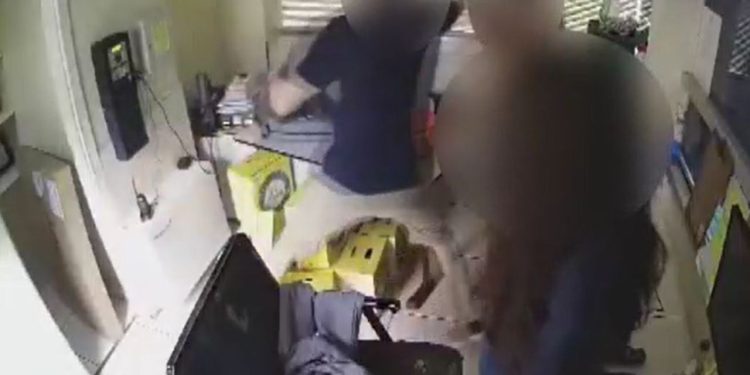 Vídeo: Empresário invade guarita e agride zelador após discussão por causa de câmera