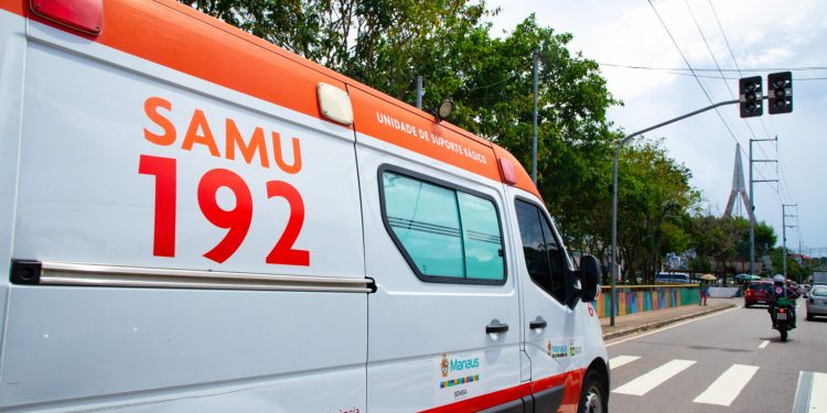 Homem é esfaqueado e tem celular roubado em parada de ônibus no bairro Cidade Nova