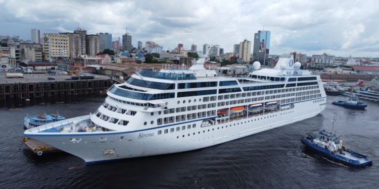 Primeiro navio do ano chega ao Amazonas trazendo 1,2 mil turistas