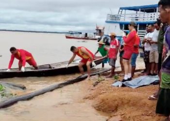 Vídeo: cadáver é encontrado boiando próximo ao porto de Manacapuru