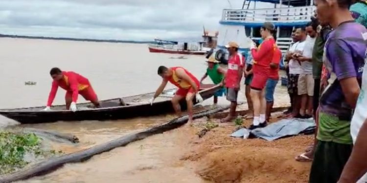 Vídeo: cadáver é encontrado boiando próximo ao porto de Manacapuru