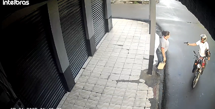Vídeo: ‘tira o celular porra, tá surd@?’; diz assaltante para mulher no Coroado