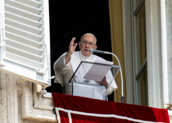 Homens gays podem ser padres desde que não transem, diz Vaticano