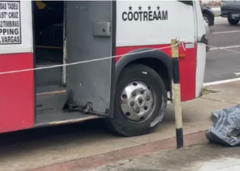 Micro-ônibus invade calçada e mata homem atropelado na avenida Djalma Batista