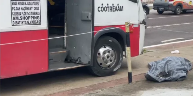 Micro-ônibus invade calçada e mata homem atropelado na avenida Djalma Batista