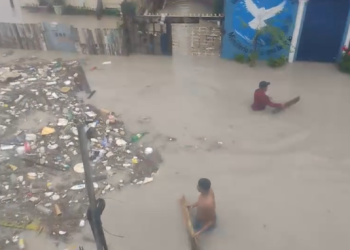 Vídeo mostra moradores limpando lixo de rua inundada durante chuva no Jorge Teixeira