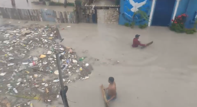 Vídeo mostra moradores limpando lixo de rua inundada durante chuva no Jorge Teixeira
