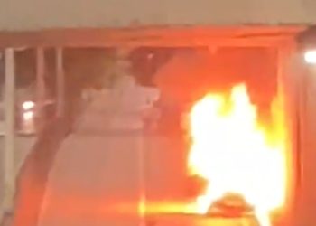 Vídeo: carro é completamente destruído por fogo na Djalma Batista