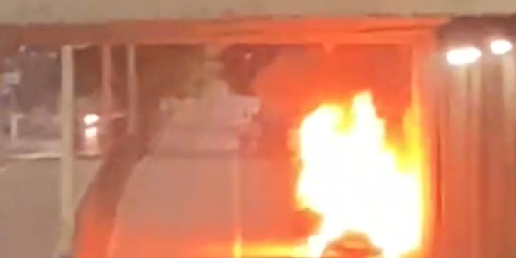 Vídeo: carro é completamente destruído por fogo na Djalma Batista