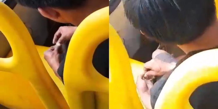 Vídeo: homem é flagrado enrolando cigarro de maconha em ônibus de Manaus