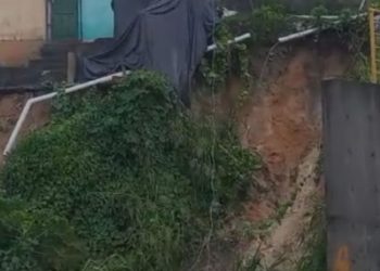 Vídeo: moradores registram barranco deslizando durante chuva no Educandos