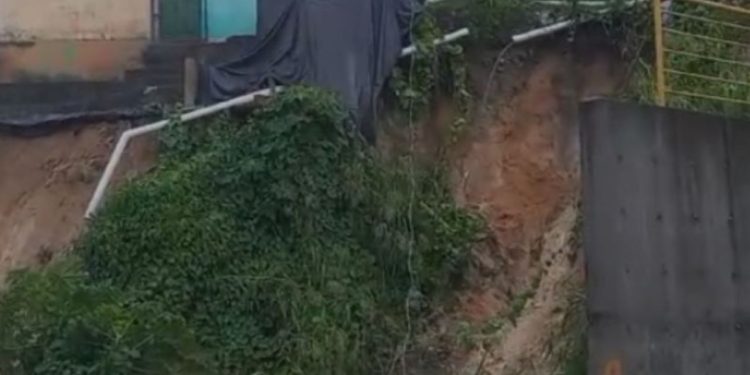 Vídeo: moradores registram barranco deslizando durante chuva no Educandos