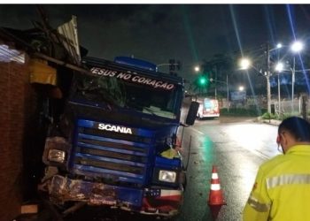 Comércios são destruídos por carreta desgovernada em Manaus