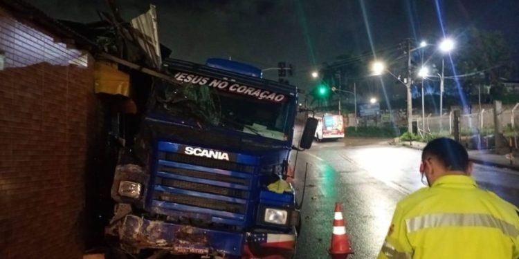 Comércios são destruídos por carreta desgovernada em Manaus