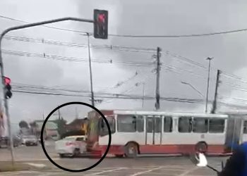 Vídeo: motorista fura sinal e colide com ônibus na avenida Max Teixeira