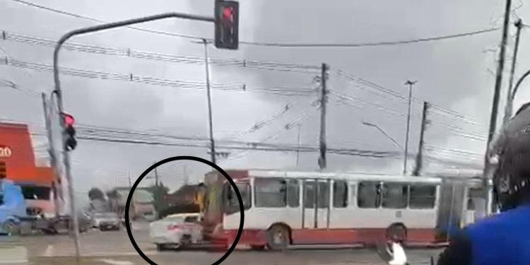 Vídeo: motorista fura sinal e colide com ônibus na avenida Max Teixeira