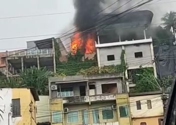 Vídeos: casa é destruída por incêndio no bairro Petrópolis