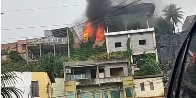 Vídeos: casa é destruída por incêndio no bairro Petrópolis