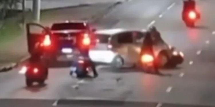 Vídeo mostra momento em que grupo de motoqueiros espanca policial federal na avenida Mário Ypiranga