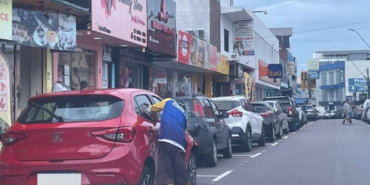 Não bastasse mandarem nos estacionamentos do Centro, os flanelinhas agem, agora, na Ponta Negra