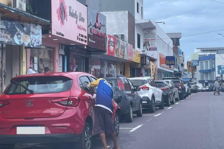 Não bastasse mandarem nos estacionamentos do Centro, os flanelinhas agem, agora, na Ponta Negra