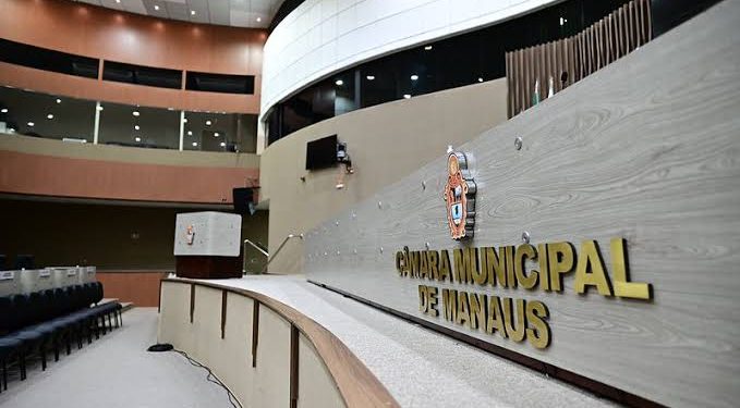 Pensionistas e aposentados da Câmara ficam sem benefícios