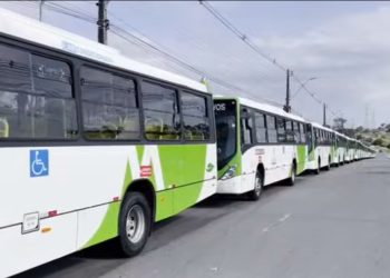 Prefeito David Almeida entrega mais 20 novos ônibus para as zonas Norte e Oeste