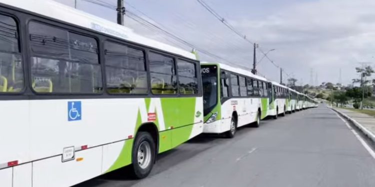 Prefeito David Almeida entrega mais 20 novos ônibus para as zonas Norte e Oeste