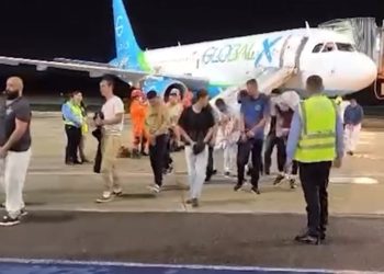 Brasileiros deportados dos EUA chegaram algemados e com os pés acorrentados