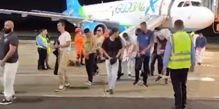 Brasileiros deportados dos EUA chegaram algemados e com os pés acorrentados