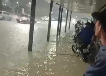 Forte chuva alaga Manaus e deixa bairros sem energia