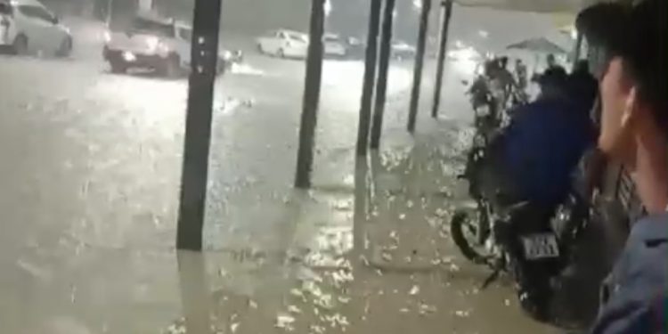 Forte chuva alaga Manaus e deixa bairros sem energia