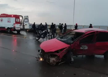 Grave acidente na Ponte Rio Negro deixa motorista preso às ferragens