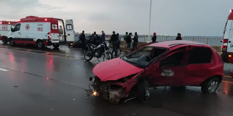 Grave acidente na Ponte Rio Negro deixa motorista preso às ferragens