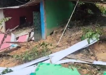 Vídeo: Casas desabam e moradores ficam soterrados durante temporal no Riacho Doce