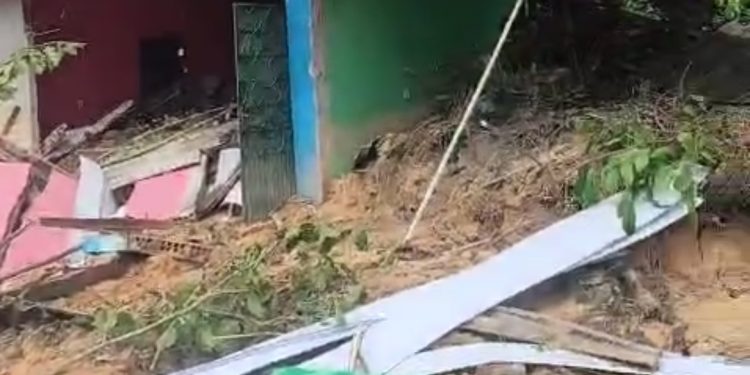 Vídeo: Casas desabam e moradores ficam soterrados durante temporal no Riacho Doce