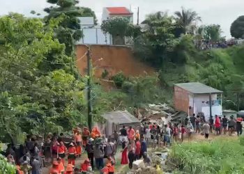 Vídeo: Família é soterrada após queda de barranco no bairro Redenção