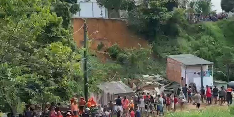 Vídeo: Família é soterrada após queda de barranco no bairro Redenção