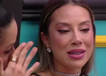 Eva e Renata choram na madrugada após repercussão do almoço do Big Fone