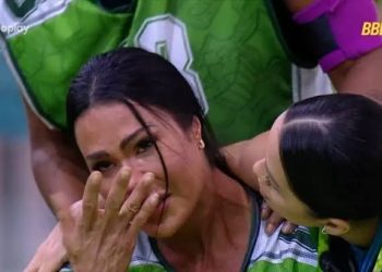 Morrendo de chorar, Gracyanne relembra dificuldades no início da carreira: ‘Já tive que dormir na rua’